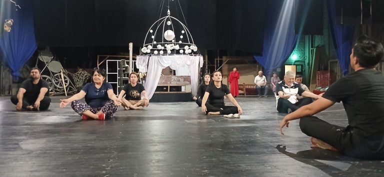 Jizzax viloyat musiqali drama teatri xodimlari ish kunini jismoniy tarbiya mashg‘ulotlari bilan boshladi.
