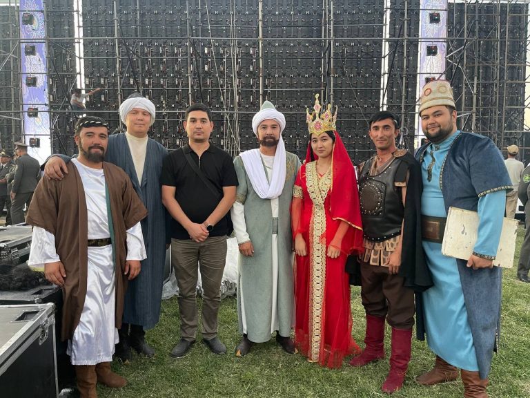 🎭 Jizzax viloyat musiqali drama teatri ijodiy xodimlari mustaqilligimizning 34 yilligi arafasida viloyatimiz bo’ylab o’tkazilayotgan bayram-tadbirlarda faol ishtirok etishmoqda🔥🎼