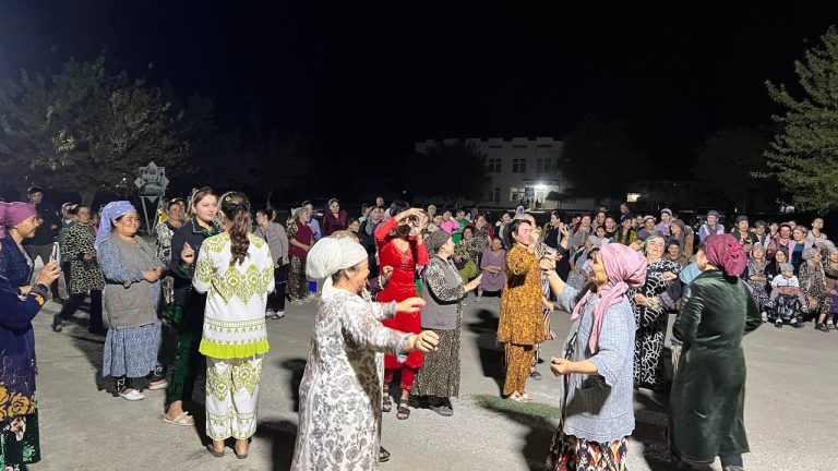 Paxta terimchilari uchun teatr ijodkorlari tomonidan konsert dastur tashkil etildi