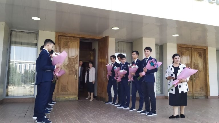 Jizzax viloyat musiqali drama teatrida 1-oktabr «O’qituvchi va murabbiylar kuni» munosabati bilan bayram tadbiri bo’lib o’tdi.