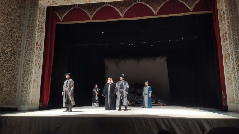Jizzax viloyat musiqali drama teatrida talabalar uchun «Nodirabegim» spektakli namoyish etildi.